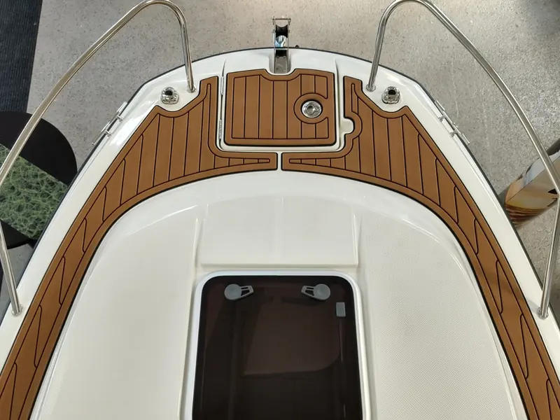 Bugdeck einer Quicksilver 555 mit EVA-Boden in Teak über Schwarz