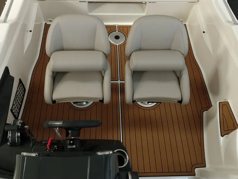 Cockpit einer Quicksilver 555 mit EVA-Boden in Teak über Schwarz, Blick von vorn