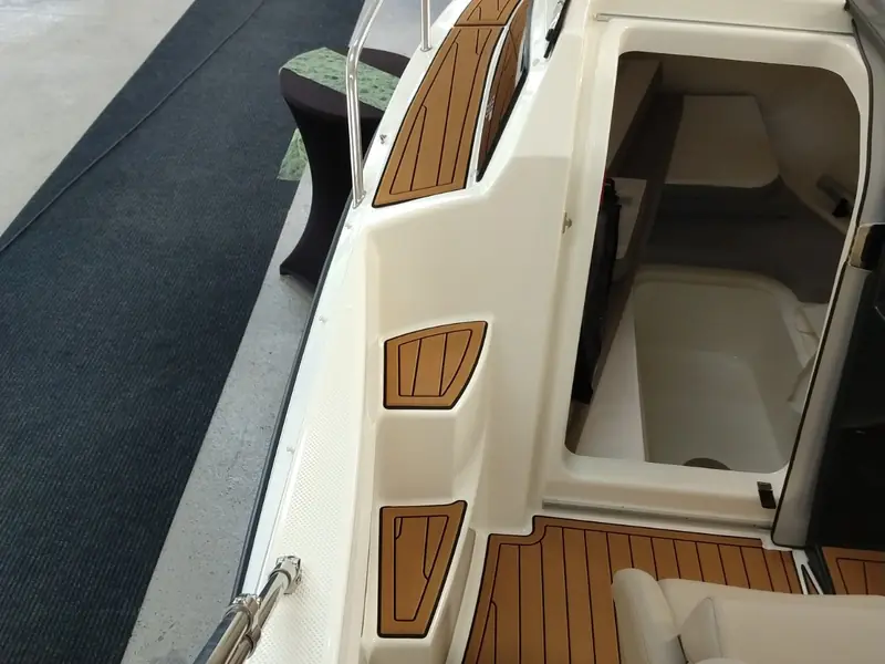 Einstieg zur Kabine einer Quicksilver 555 mit EVA-Boden in Teak über Schwarz