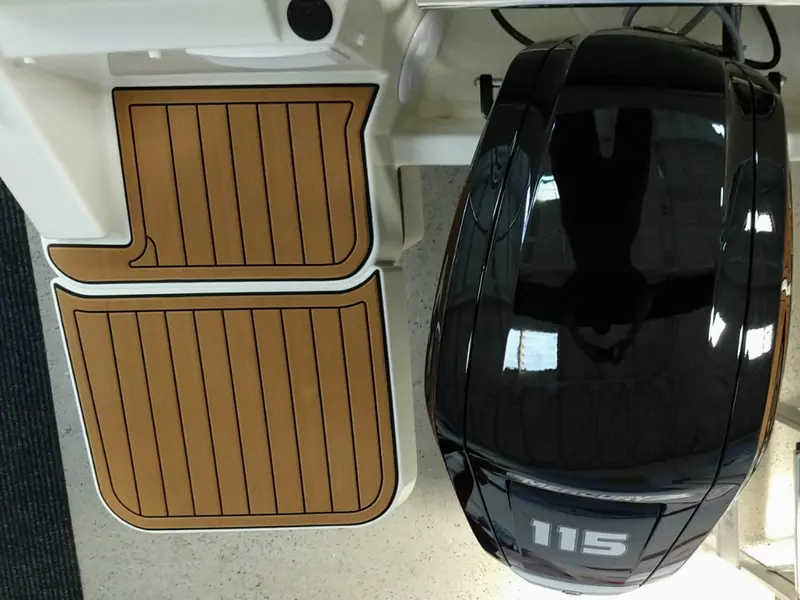 Badeplattform einer Quicksilver 555 mit EVA-Boden in Teak über Schwarz