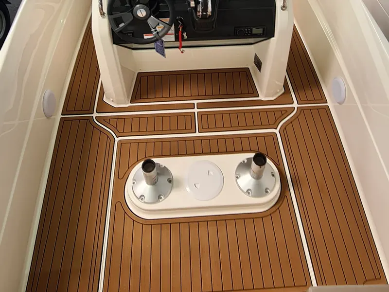 Cockpit einer Quicksilver 555 Open mit EVA-Boden in Teak über Schwarz