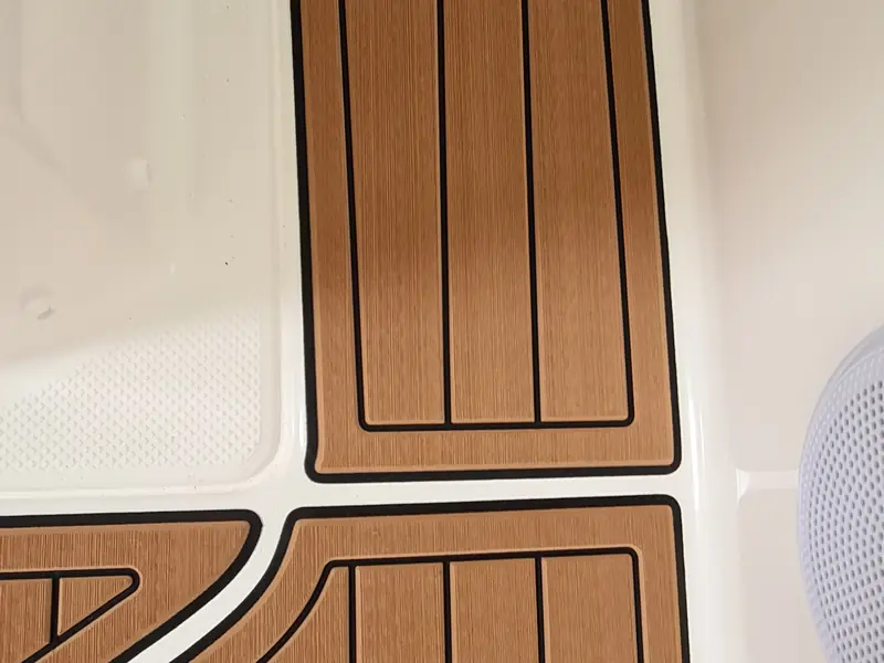 EVA-Bodenpad einer Quicksilver 555 Open, passgenau an die Bordwand gefräst