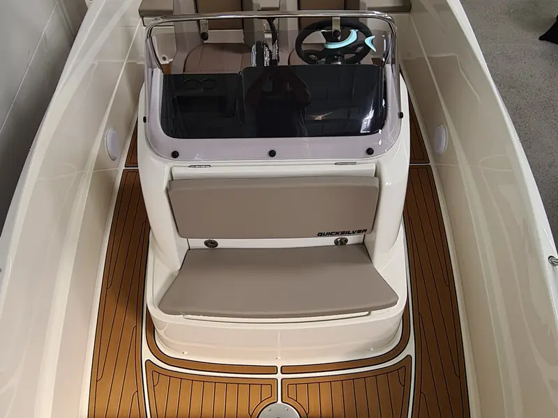 Steuerstand einer Quicksilver 555 Open mit EVA-Boden in Teak über Schwarz