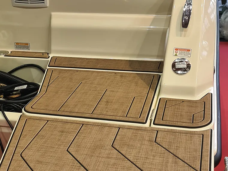 Badeplattform und Cockpit-Stufe einer Quicksilver 755 mit EVA-Boden