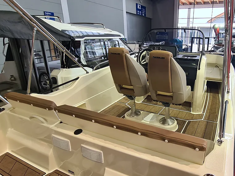 Blick über das komplette Deck einer Quicksilver 755 mit EVA-Boden