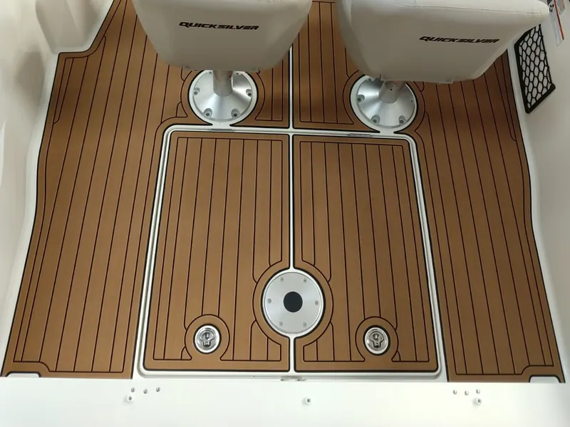 Cockpitboden einer Quicksilver 555 Cabin mit EVA-Boden in Teak über Schwarz