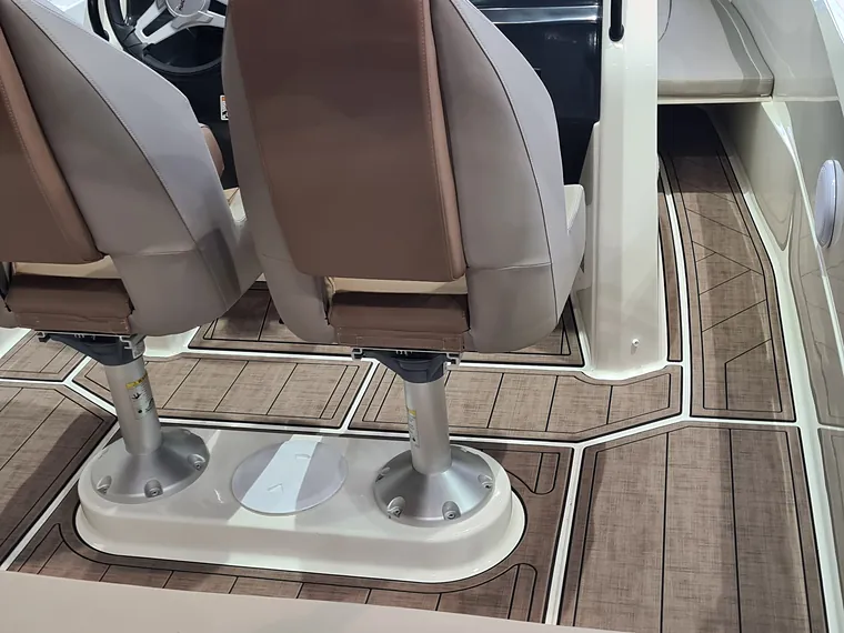 Cockpit einer Quicksilver 755 mit EVA-Boden rund um die Fahrersitze