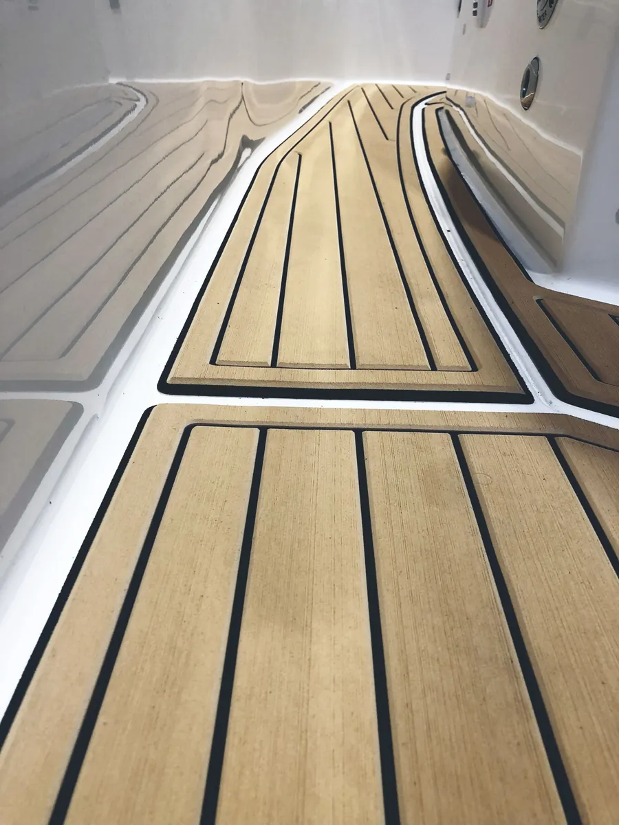 Gefräste EVA-Bodenpads im Cockpit einer Quicksilver 605 Open in Teak über Schwarz