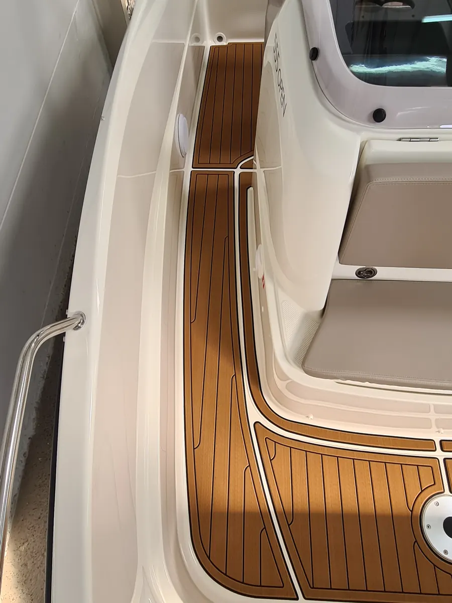 Gangbord und Cockpit einer Quicksilver 555 Open mit EVA-Boden in Teak über Schwarz