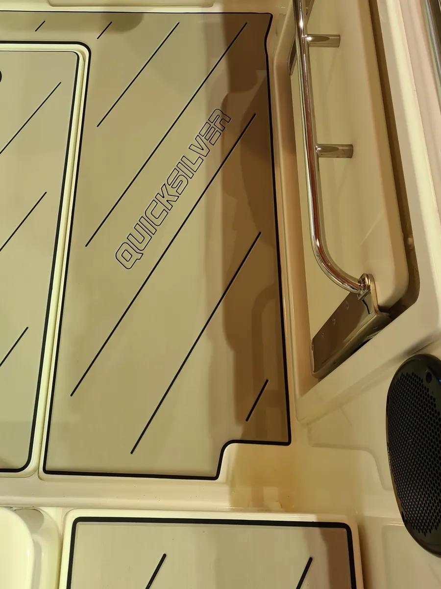 Cockpitboden einer Quicksilver 675 Bowrider mit eingefrästem Quicksilver Schriftzug